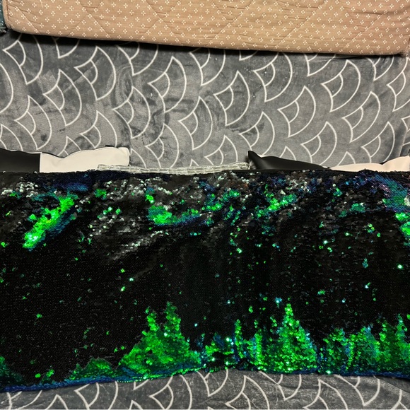 Body pillow- sequin blue and green that change to black - Picture 3 of 7